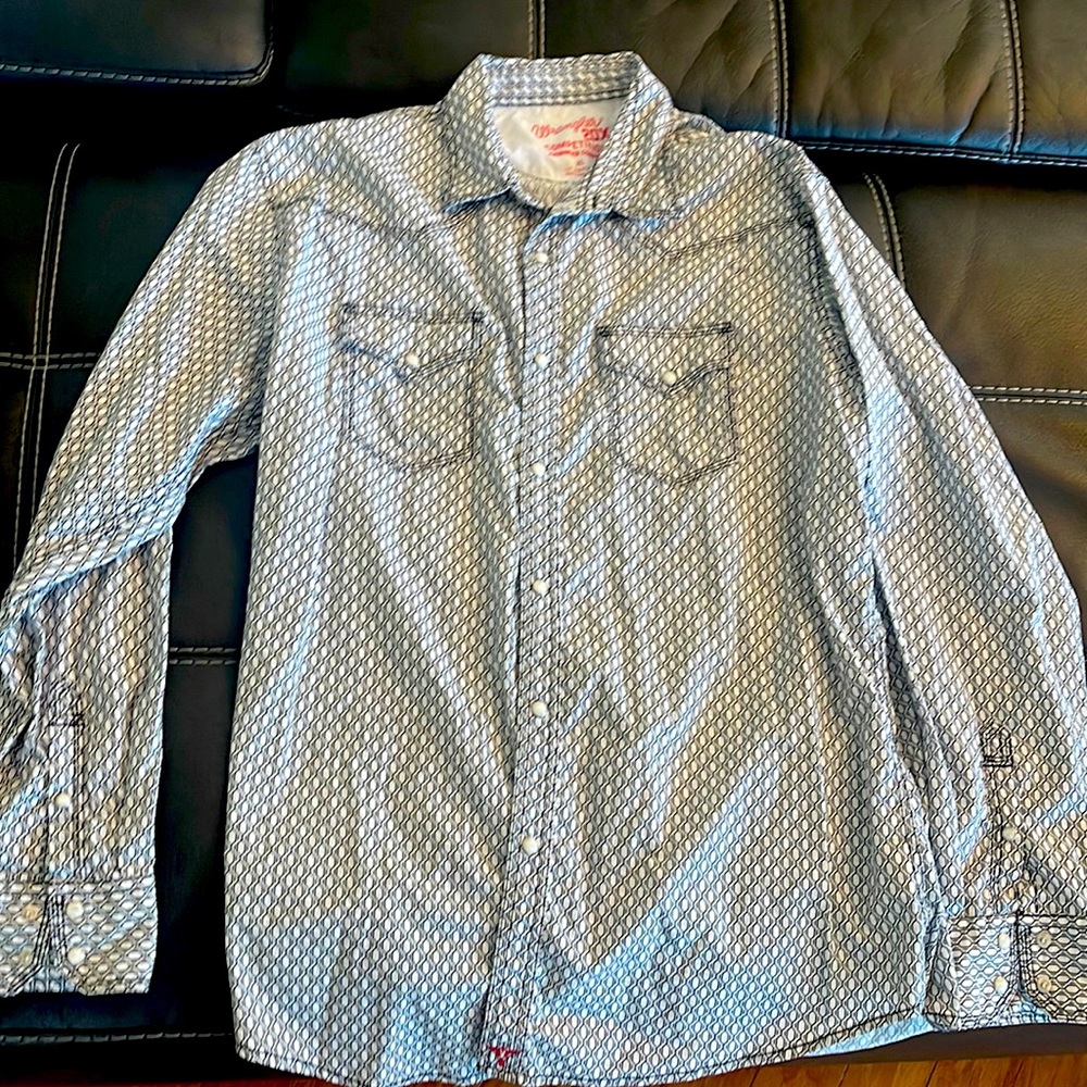 Doesn’t fit, nice dress shirt